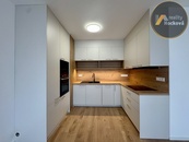 Pronájem bytu 2+kk s terasou, sklepem a garážovým stáním, cena 22000 CZK / objekt / měsíc, nabízí Reality Hocková