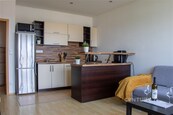 Nabízíme k prodeji světlý byt 2+kk 50m2 s terasou, výhledem a parkovacím místem, ulice U Hostína 1777, Úvaly, cena 6990000 CZK / objekt, nabízí 